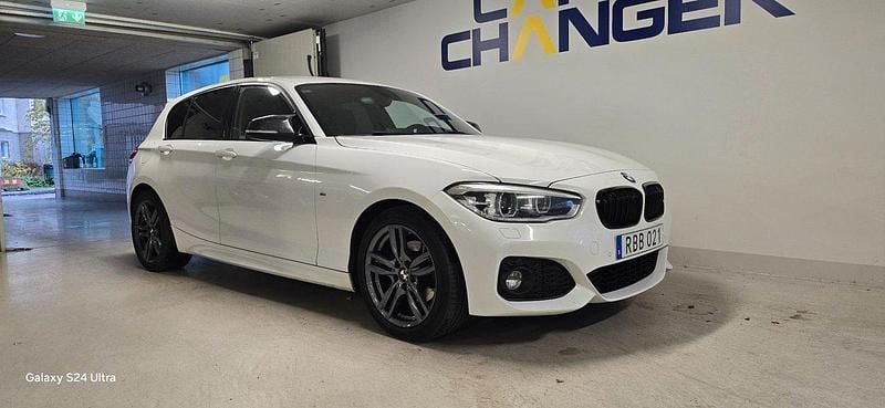 Vit Begagnad 2019 BMW 120 M Sport Halvkombi | 179 900 kr (Bra pris) - Bild 1/4
