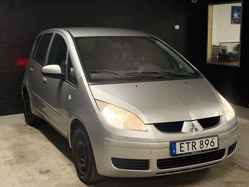 Begagnad Mitsubishi Colt 95 HK (69 kW) 2006 Silver Halvkombi