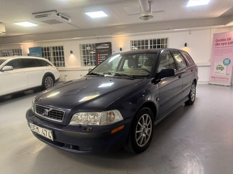 Mörkblå Begagnad 2003 Volvo V40 Kombi | 19 900 kr (Lite dyr) - Bild 1/4