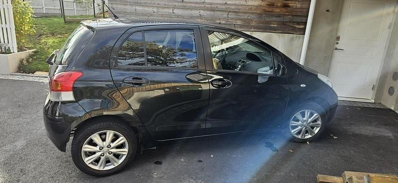 Svart Begagnad 2009 Toyota Yaris Halvkombi | 45 000 kr (Marknadspris) - Bild 1/3