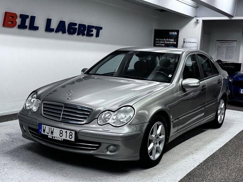 Silver Begagnad 2004 Mercedes C180 Sedan | 44 900 kr (Lite dyr) - Bild 1/4
