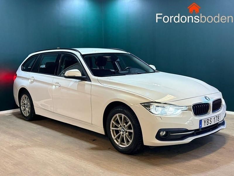 Vit Begagnad 2016 BMW 318 Sport Line Kombi | 169 900 kr (Marknadspris) - Bild 1/4