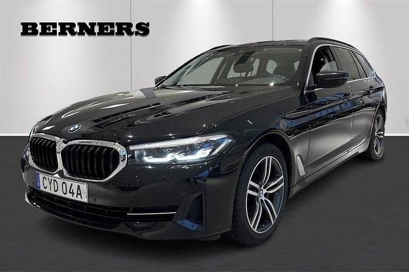Svart Begagnad 2021 BMW 520 Kombi | 314 900 kr (Marknadspris) - Bild 1/4