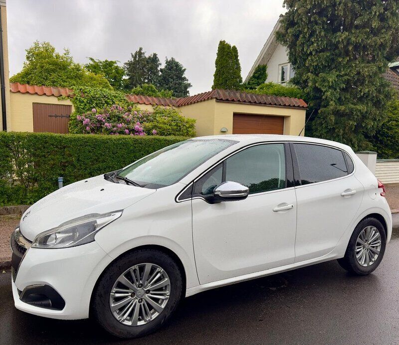 Begagnad 2016 Peugeot 208 GT Halvkombi | 68 800 kr (Marknadspris) - Bild 1/3