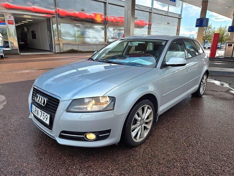 Silver Begagnad 2011 Audi A3 Comfort Halvkombi | 49 500 kr (Dyr) - Bild 1/4