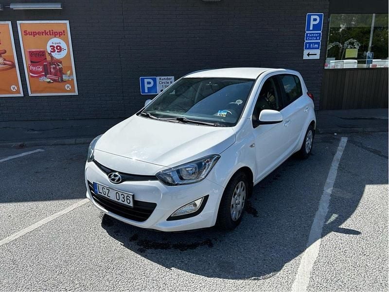 Vit Begagnad 2013 Hyundai i20 Select Halvkombi | 59 000 kr (Marknadspris) - Bild 1/4