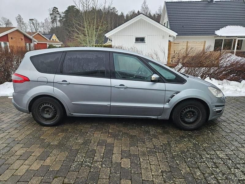 Grå metallic Begagnad 2012 Ford S-MAX Sport Minibuss | 42 500 kr (Bra pris) - Bild 1/4