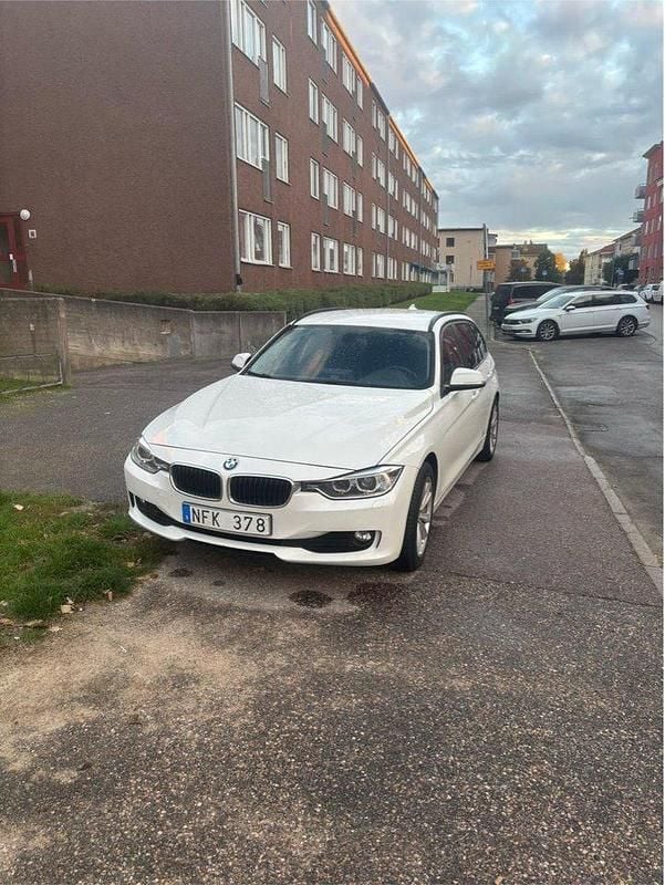 Vit Begagnad 2013 BMW 320 Kombi | 90 000 kr (Bra pris) - Bild 1/4