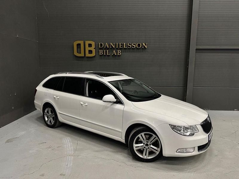 Vit Begagnad 2013 Skoda Superb Ambition Kombi | 79 800 kr (Marknadspris) - Bild 1/4
