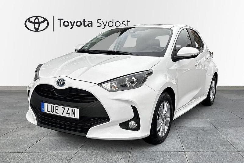 Vit Begagnad 2022 Toyota Yaris Hybrid Active Halvkombi | 199 000 kr (Bra pris) - Bild 1/3