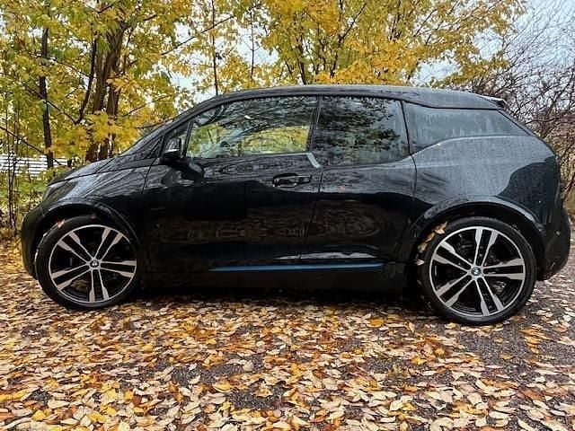 Svart Begagnad 2021 BMW i3 Halvkombi | 249 000 kr (Lite dyr) - Bild 1/4