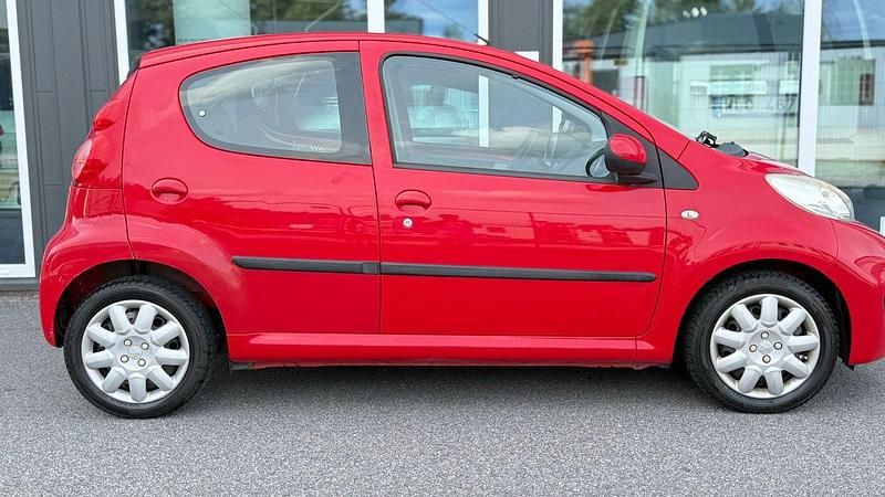 Röd Begagnad 2012 Peugeot 107 Halvkombi | 39 400 kr (Lite dyr) - Bild 1/4
