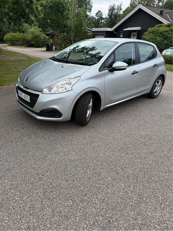 Grå Begagnad 2015 Peugeot 208 Halvkombi | 80 000 kr (Marknadspris) - Bild 1/4