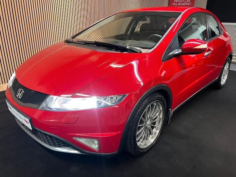 Röd Begagnad 2011 Honda Civic Sport Halvkombi | 74 900 kr (Lite dyr) - Bild 1/4