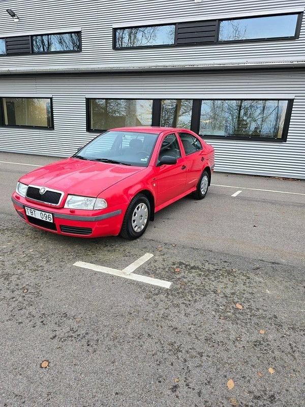 Röd Begagnad 2001 Skoda Octavia Tour Halvkombi | 19 500 kr (Marknadspris) - Bild 1/4