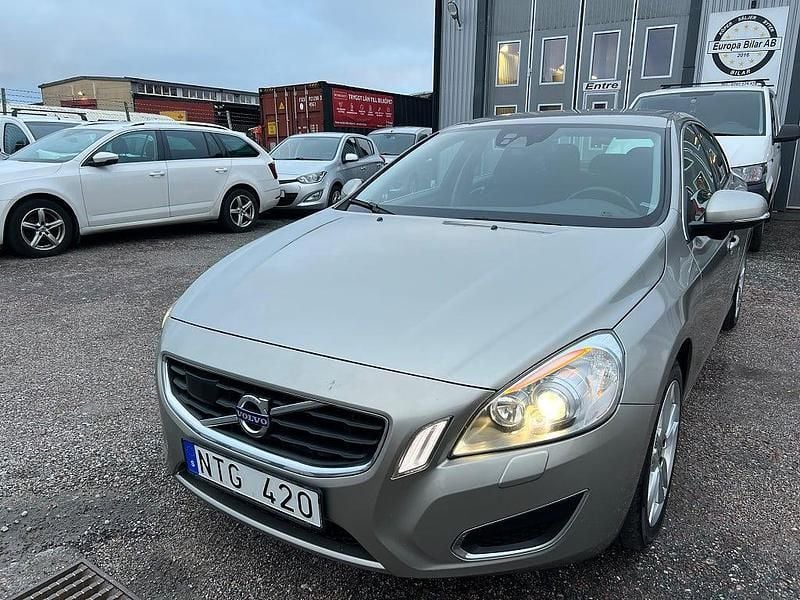 Brun Begagnad 2011 Volvo S60 Momentum Sedan | 84 800 kr (Marknadspris) - Bild 1/4