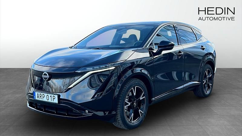 Svart (black) Begagnad 2024 Nissan Ariya Advance SUV | 489 900 kr (Marknadspris) - Bild 1/4