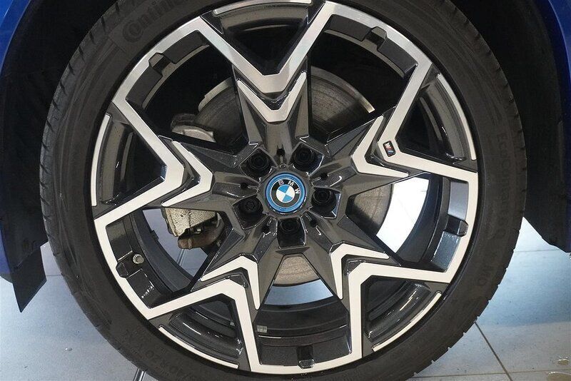 Begagnad BMW iX2 M Sport 230 kW (313 HK) 2023 Blå/lila SUV