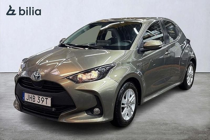 Grön Begagnad 2021 Toyota Yaris Hybrid Active Halvkombi | 204 900 kr (Marknadspris) - Bild 1/4