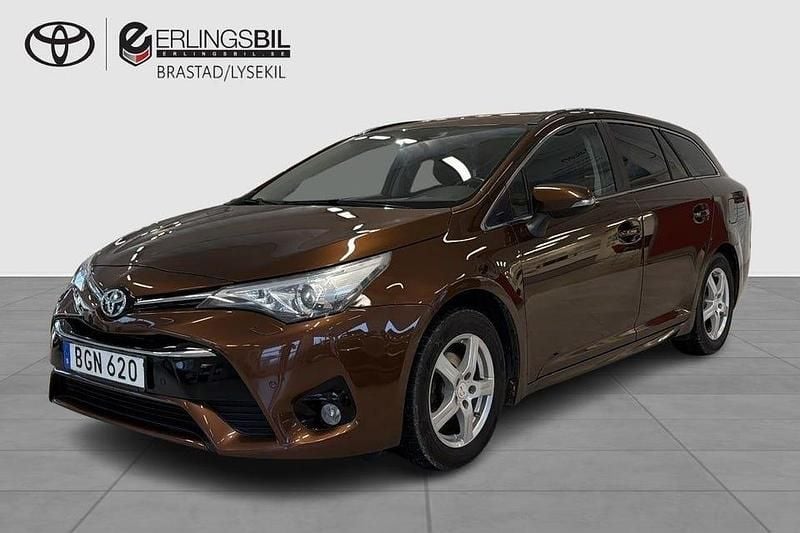 Brun Begagnad 2015 Toyota Avensis Active Kombi | 109 000 kr (Marknadspris) - Bild 1/4