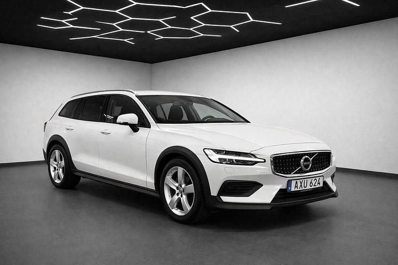 Vit Begagnad 2019 Volvo V60 CC Momentum Kombi | 209 900 kr (Marknadspris) - Bild 1/4