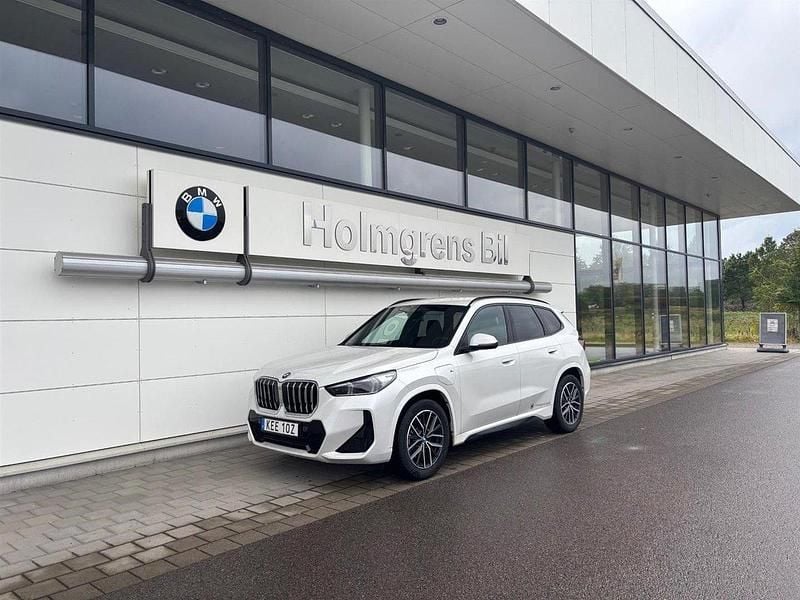 Vit Begagnad 2024 BMW X1 Comfort Edition SUV | 539 900 kr (Marknadspris) - Bild 1/4