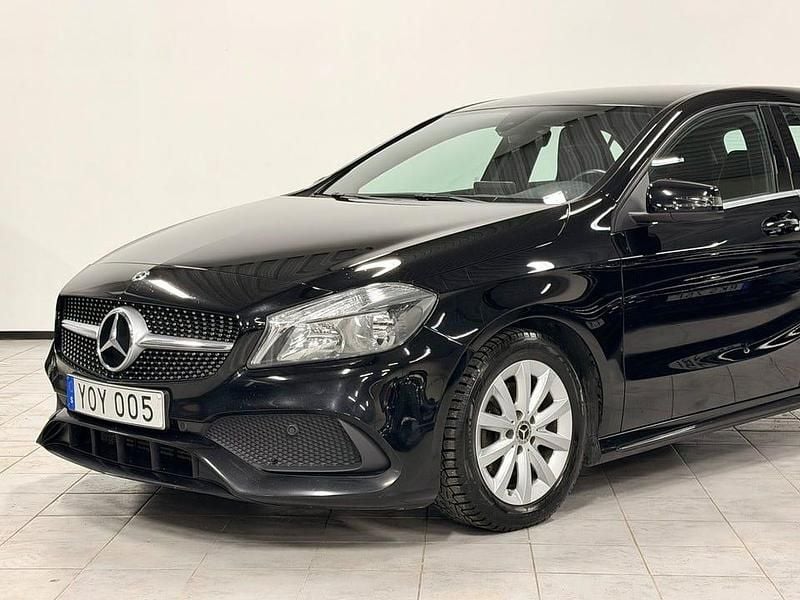 Begagnad Mercedes A180 Style 122 HK (89 kW) 2017 Svart Halvkombi