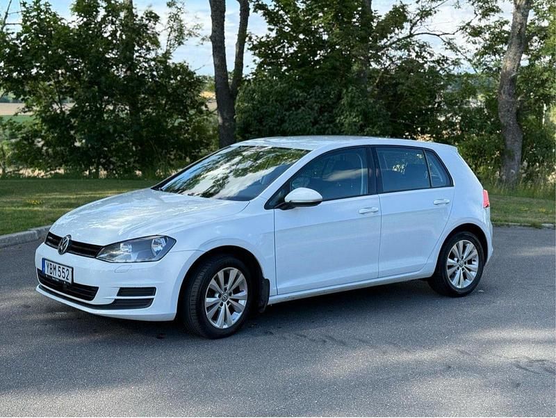 Vit Begagnad 2016 VW Golf VII Halvkombi | 97 000 kr (Marknadspris) - Bild 1/4