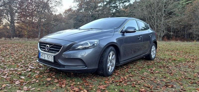 Grå Begagnad 2014 Volvo V40 Momentum Halvkombi | 125 000 kr (Bra pris) - Bild 1/4