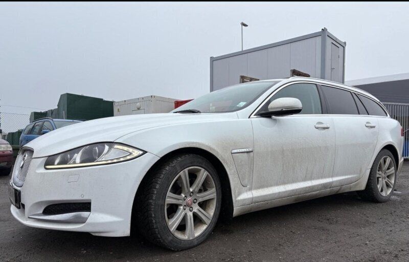 Vit Begagnad 2015 Jaguar XF Sportbrake Kombi | 150 000 kr (Marknadspris) - Bild 1/4