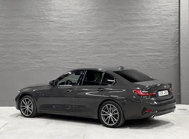 Begagnad BMW 330 Sport Line 292 HK (214 kW) 2020 Grå metallic Sedan