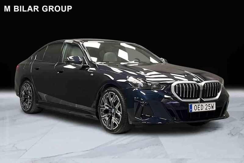 Svart Begagnad 2025 BMW 530e Sedan | 699 000 kr - Bild 1/1