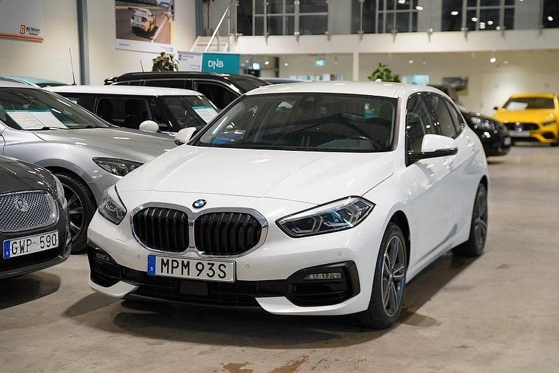 Vit Begagnad 2020 BMW 118 Sport Line Halvkombi | 214 800 kr (Marknadspris) - Bild 1/4
