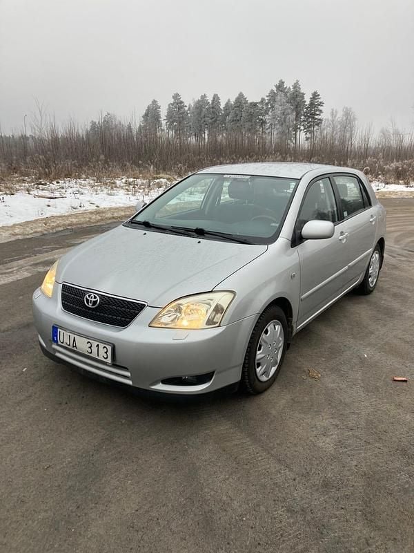 Grå metallic Begagnad 2003 Toyota Corolla | 34 900 kr (Marknadspris) - Bild 1/4