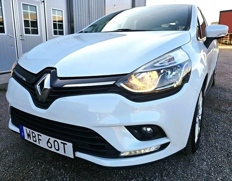 Vit Begagnad 2019 Renault Clio IV Zen Halvkombi | 88 500 kr (Marknadspris) - Bild 1/4