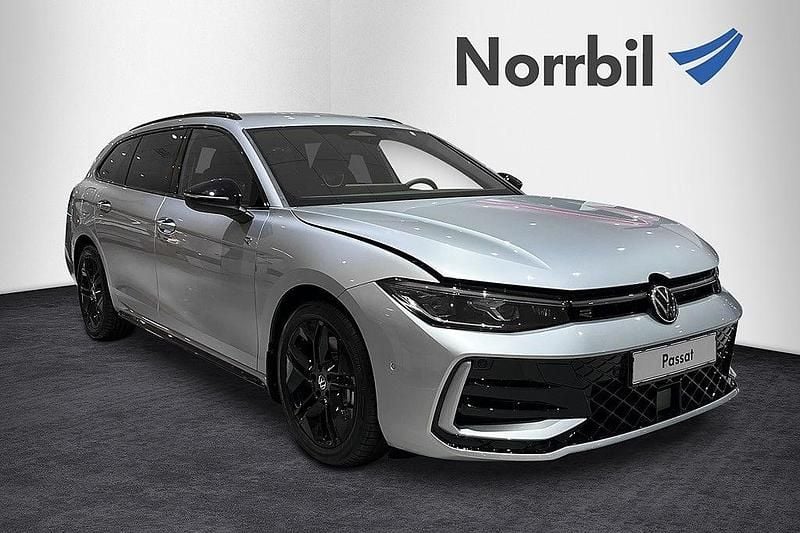 Blå (reef blue metallic) Ny 2025 VW Passat R-line Kombi | 489 500 kr (Marknadspris) - Bild 1/4