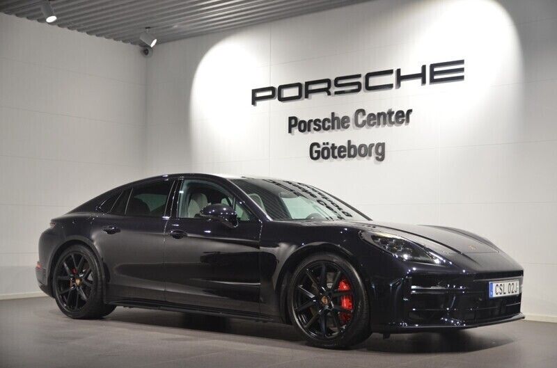 Svart (black) Begagnad 2025 Porsche Panamera 4S Sedan | 1 639 000 kr (Marknadspris) - Bild 1/4