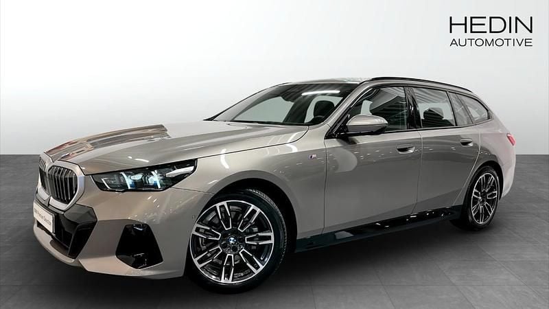 Grå (grey) Begagnad 2025 BMW 520 M Sport Kombi | 598 700 kr (Lite dyr) - Bild 1/4