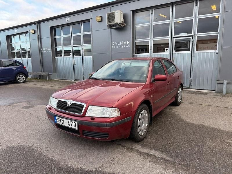 Mörkröd (röd) Begagnad 2006 Skoda Octavia Tour Halvkombi | 32 900 kr (Marknadspris) - Bild 1/4
