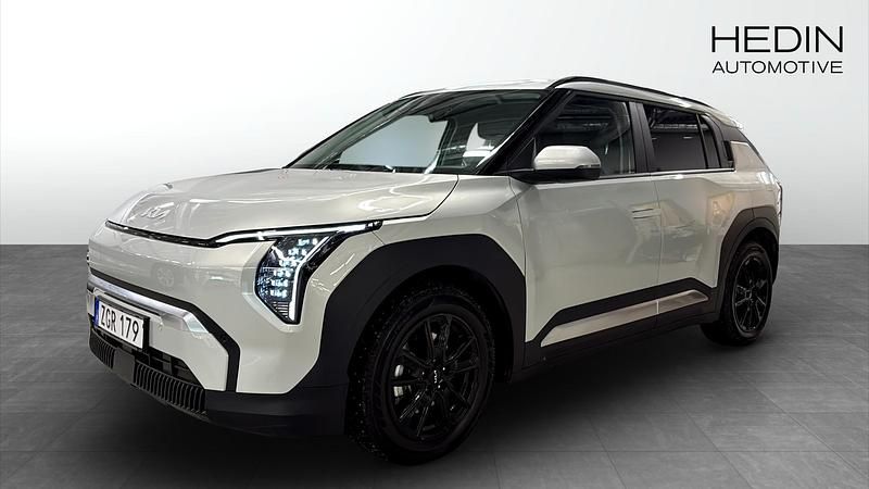 Grå Begagnad 2024 Kia EV3 Plus SUV | 449 900 kr (Marknadspris) - Bild 1/4