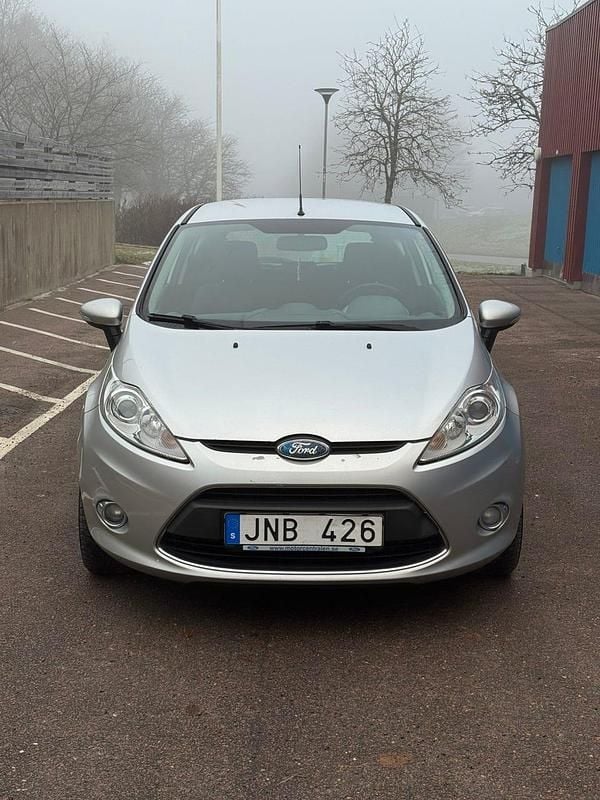 Begagnad Ford Fiesta 82 HK (60 kW) 2009 Gray metallic Halvkombi