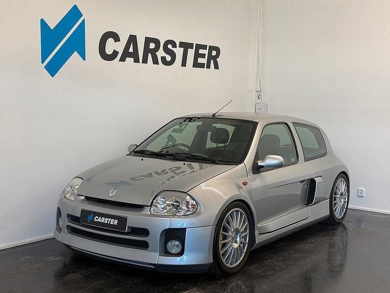 Silver Begagnad 2001 Renault Clio II Halvkombi | 399 900 kr - Bild 1/4