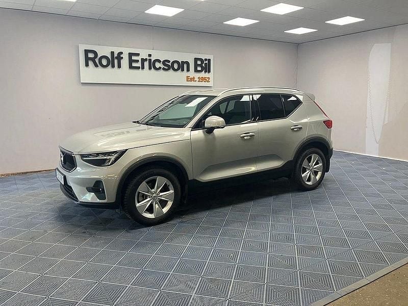 Silver Begagnad 2023 Volvo XC40 Core SUV | 359 500 kr (Marknadspris) - Bild 1/4