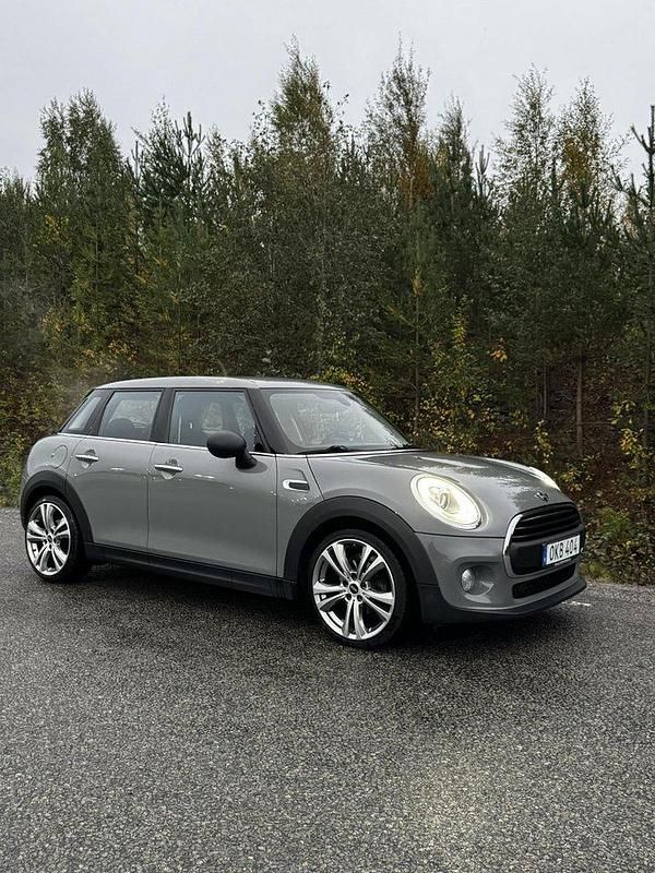 Grå Begagnad 2017 Mini ONE Salt Halvkombi | 119 900 kr (Marknadspris) - Bild 1/4