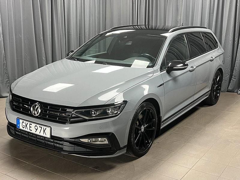 Grå Begagnad 2019 VW Passat R-line Kombi | 339 900 kr - Bild 1/4