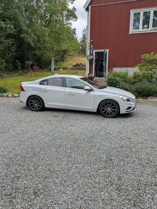 Vit Begagnad 2012 Volvo S60 R-Design Summum Sedan | 95 000 kr (Marknadspris) - Bild 1/4