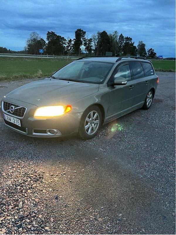 Grön Begagnad 2011 Volvo V70 Drive Kinetic Kombi | 40 000 kr (Superpris) - Bild 1/4