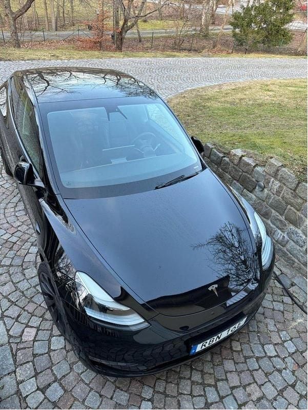 Svart Begagnad 2022 Tesla Model Y Performance SUV | 425 000 kr (Marknadspris) - Bild 1/4