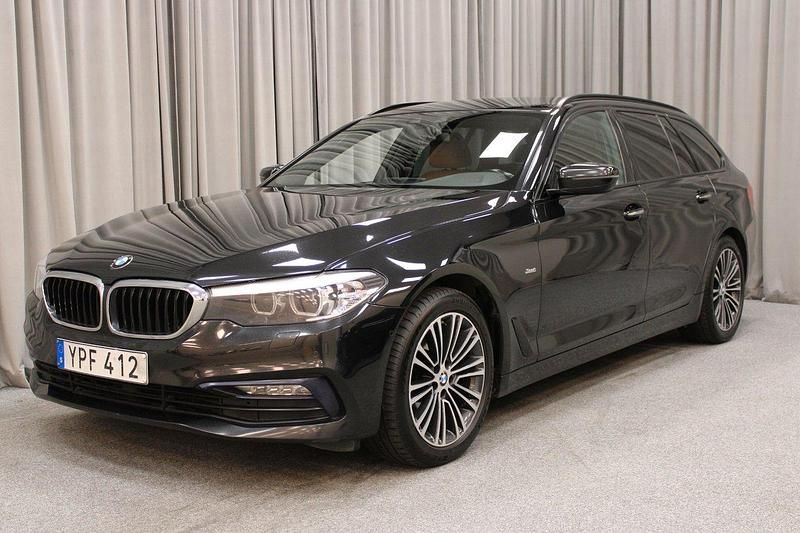 Svart Begagnad 2017 BMW 520 Sport Line Kombi | 199 900 kr (Lite dyr) - Bild 1/4