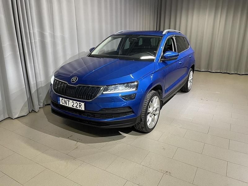 Blå Begagnad 2021 Skoda Karoq Adventure SUV | 254 900 kr (Marknadspris) - Bild 1/4